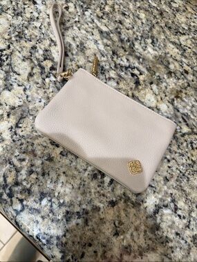 Kendra Scott Pebble-Grain Wristlet in Light Beige with Gold Hardware